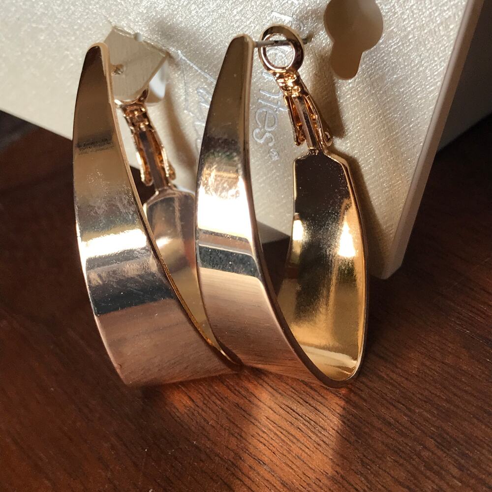 NWT Daisy Fuentes Luxe Collection gold-tone oblong hoop earrings new on card